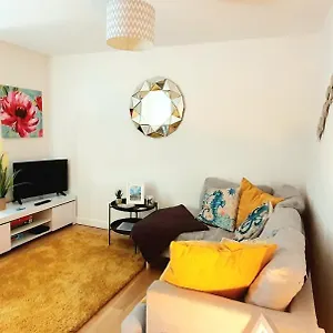 Apartment Sea Breeze, 2 Bdr With En-suites, Private Parking, Internet- Sleeps 4 Ppl, Bournemouth